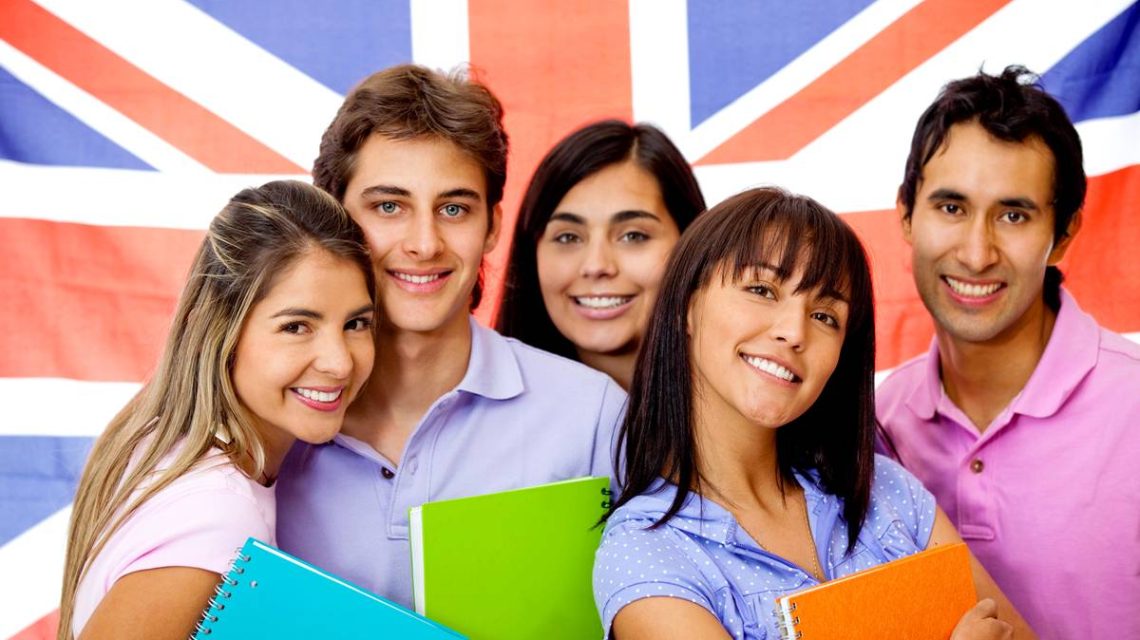 jovenes estudiantes de ingles posando para una foto en común