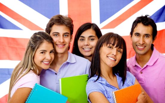 jovenes estudiantes de ingles posando para una foto en común