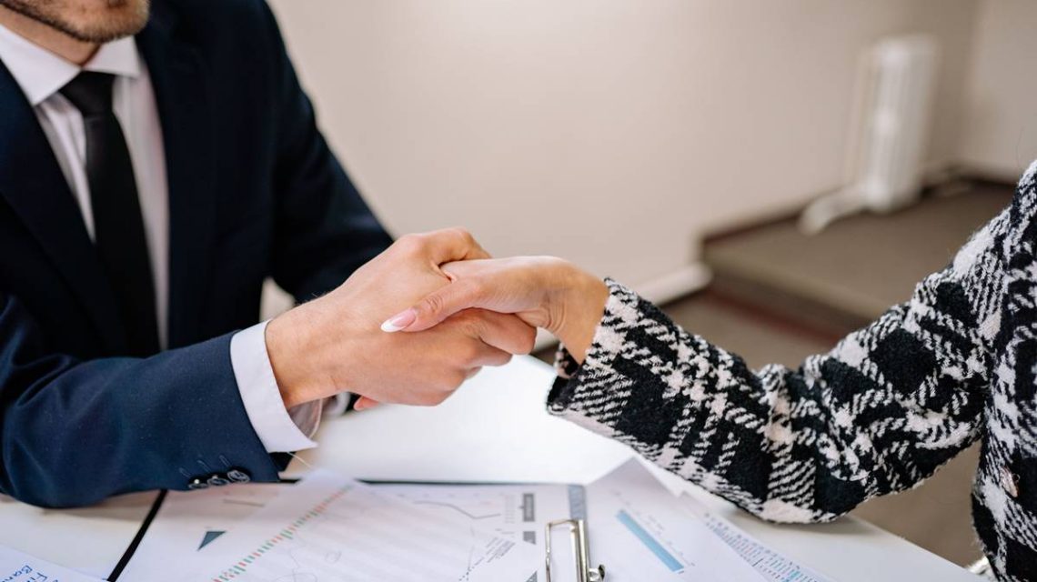asesoria-para-pymes-y-emprendedores | SOCIALetic Imagen de empresario y asesor de pymes formalizando un acuerdo para el que se dan la mano para su conformidad
