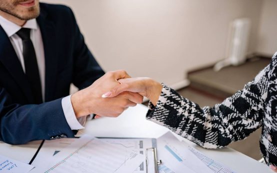 Imagen de empresario y asesor de pymes formalizando un acuerdo para el que se dan la mano para su conformidad