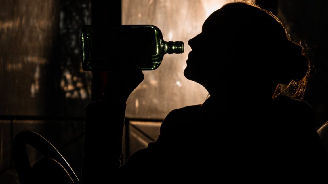 ayuda-personas-con-adicciones | SOCIALetic Imagen sobre un adicto al alcohol