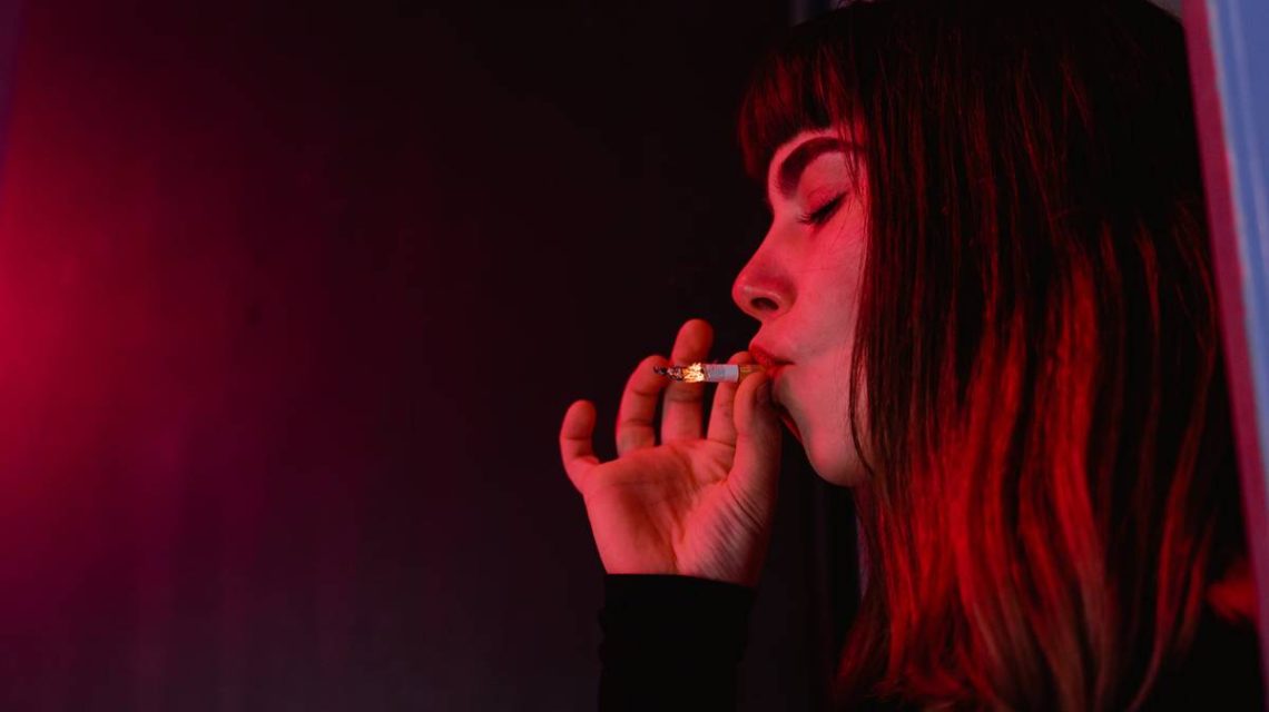 centro-de-desintoxicacion-en-alicante | SOCIALetic Imagen de una chica joven dependiente de fumar drogas