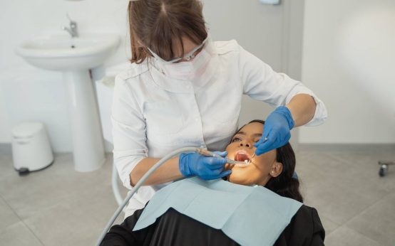 Dentista en Alicante practicando la odontologia biologica, una nueva tendencia muy efectiva que esta teniendo mucho exito en España y en el mundo entero