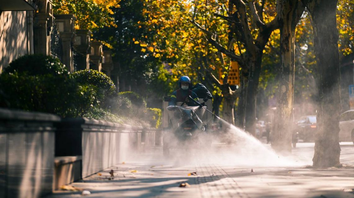 empresas-de-fumigaciones-en-madrid | SOCIALetic Imagen de un trabajador de una empresa de fumigaciones en Madrid realizando su trabajo en motocicleta en un dia de otoño en la capital de España