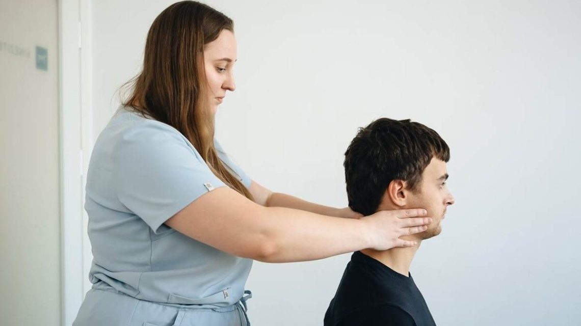 Profesinal de fisioterapia natural con un paciente