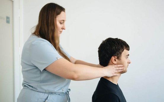 Profesinal de fisioterapia natural con un paciente