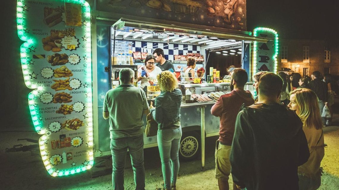 food-trucks-valencia | SOCIALetic Fotografia de un Food Truck abierto al publico, por la noche y en el centro de Valencia