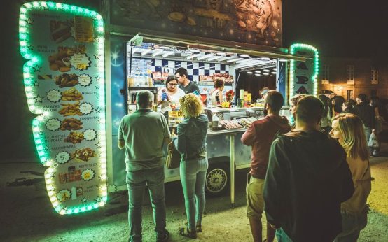 Fotografia de un Food Truck abierto al publico, por la noche y en el centro de Valencia
