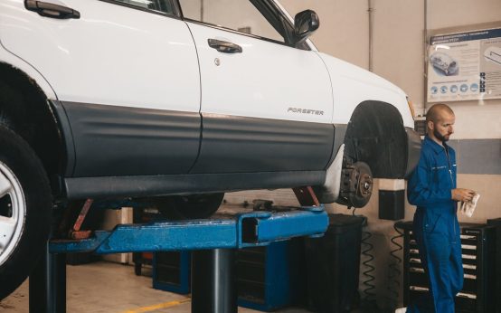 Imagen de un taller de reparacion de automoviles y powerflex silentblocks