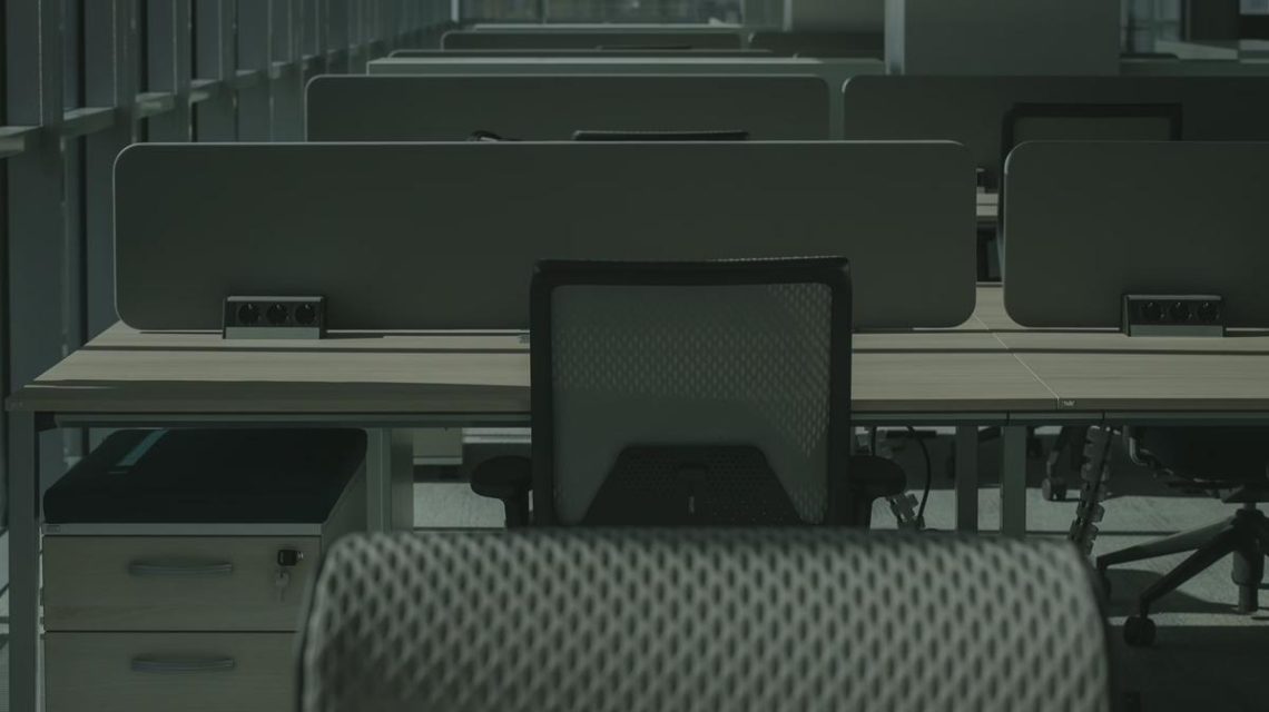 mobiliario-de-oficina | SOCIALetic Imagen de mobiliario de oficina moderno y funcional tras una jornada de trabajo en la que los empleados ya se han retirado de sus puestos de trabajo
