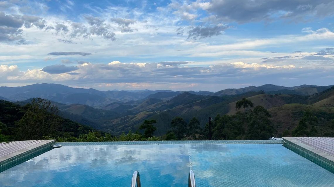 piscinas-Infinity-madrid-lujo-tiempo-libre-ocio | SOCIALetic Bella vista tomasda desde un piscina de lujo en Madrid situada en un chalet en la montaña