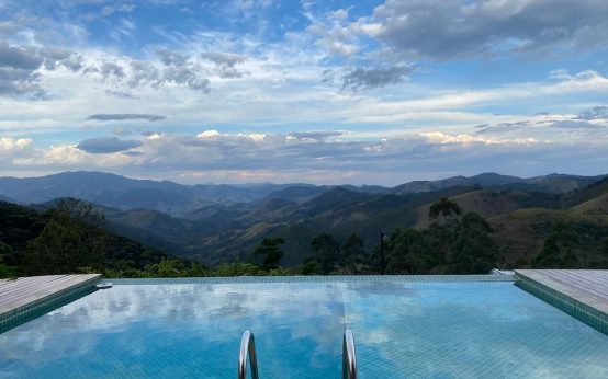 Bella vista tomasda desde un piscina de lujo en Madrid situada en un chalet en la montaña