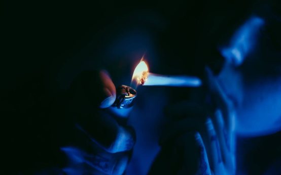 joven pendiente de superar una adiccion encendiendo un cigarrillo
