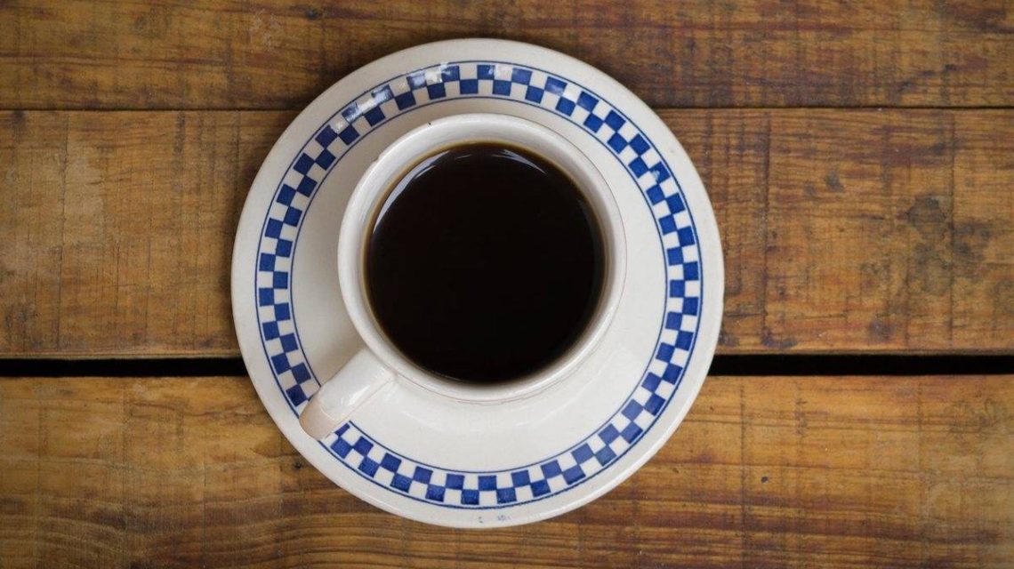 taza-de-cafe-solo | SOCIALetic Imagen de una taza de cafe solo tomada desde una perspectiva en la que se ve todo el conido y su color negro molido